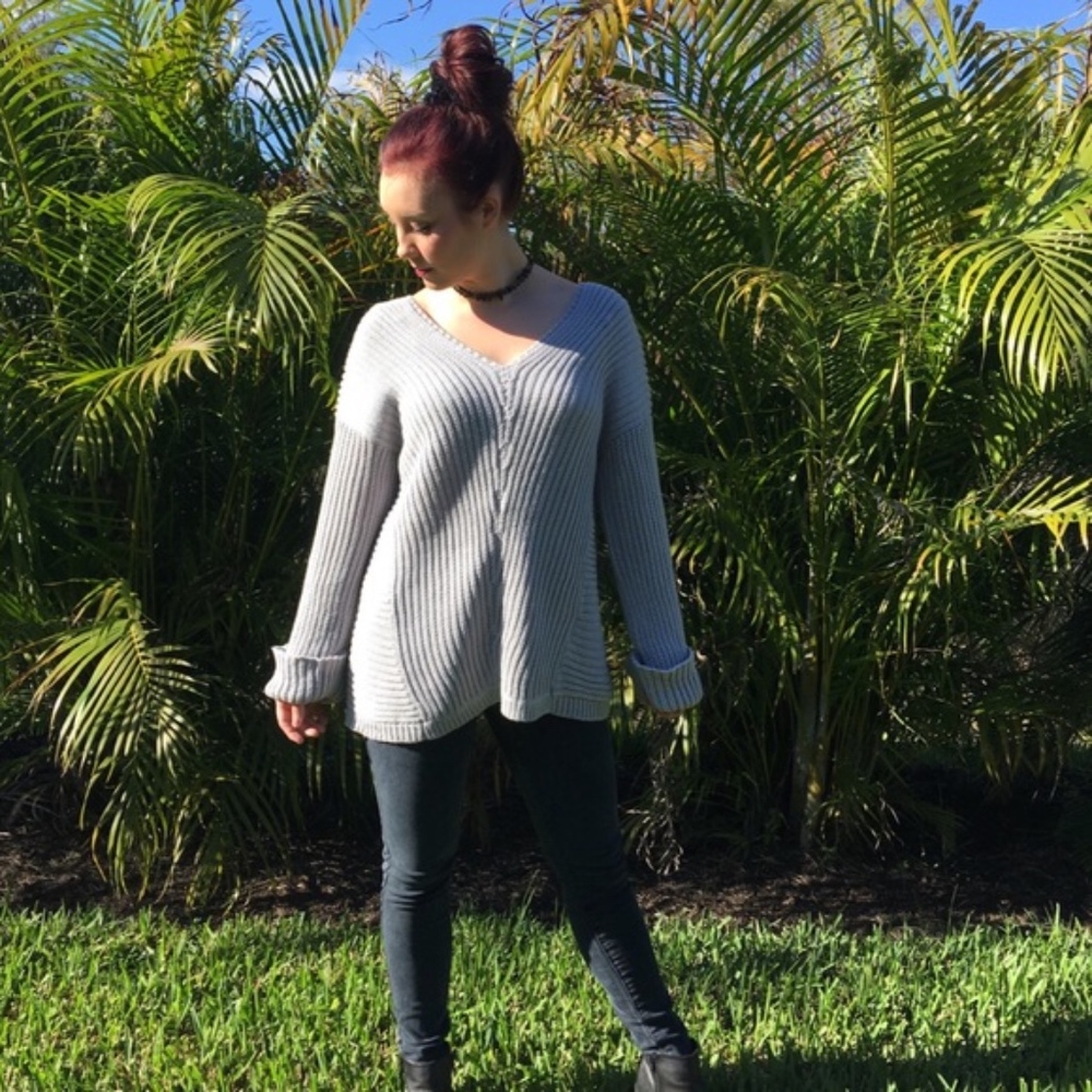 V-Neck Ribbed Oversized Sweater - Picture 6 of 6